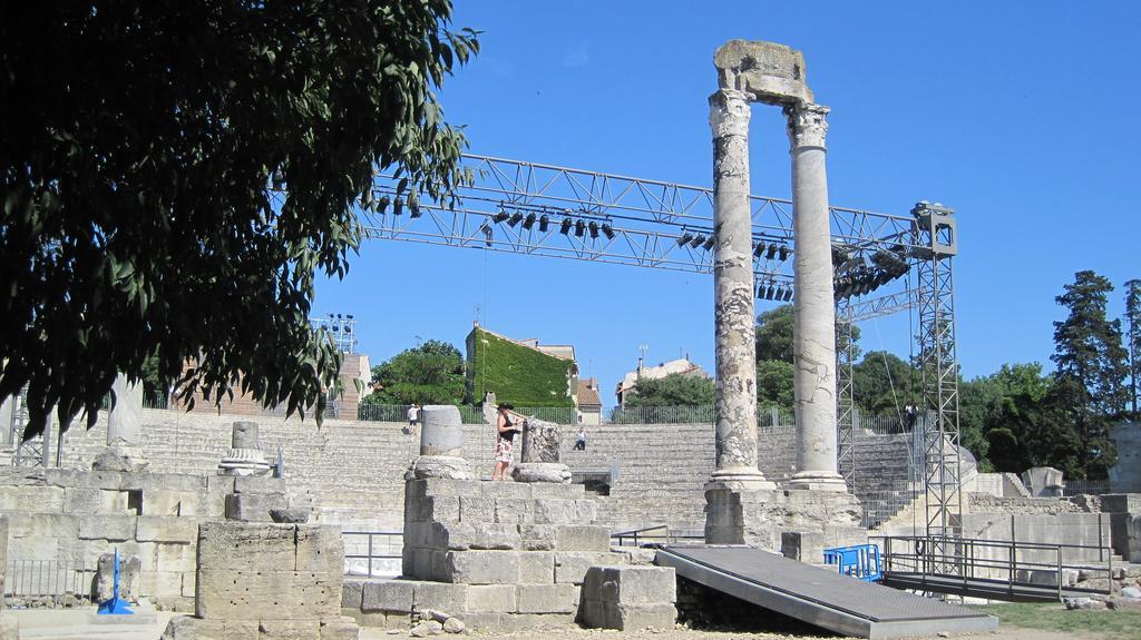 Le Nid Des Arenes Apartment Arles Bagian luar foto