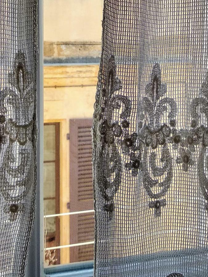 Le Nid Des Arenes Apartment Arles Bagian luar foto